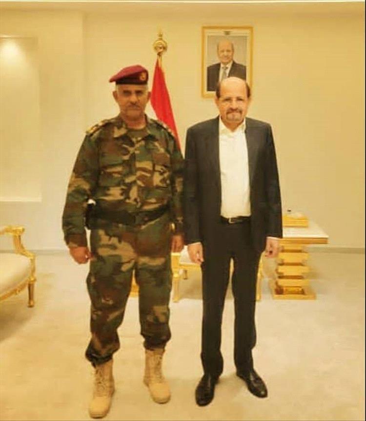 اللواء علي الإسرائيلي يلتقي رئيس الوزراء الزنداني في قصر معاشيق