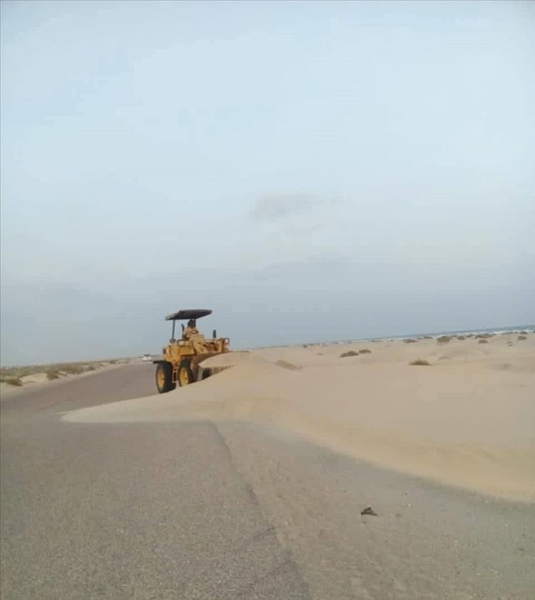 استمرار أعمال إزاحة الرمال عن طريق الساحل عرقه في شبوة لتعزيز السلامة المرورية