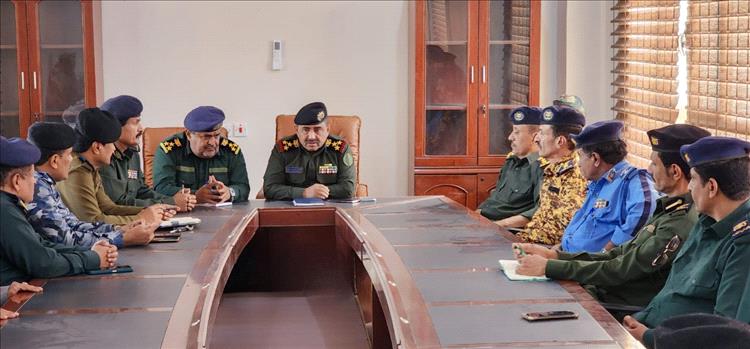 مدير عام شرطة شبوة يترأس اجتماعاً أمنياً لمناقشة الخطط والتحديات الأمنية