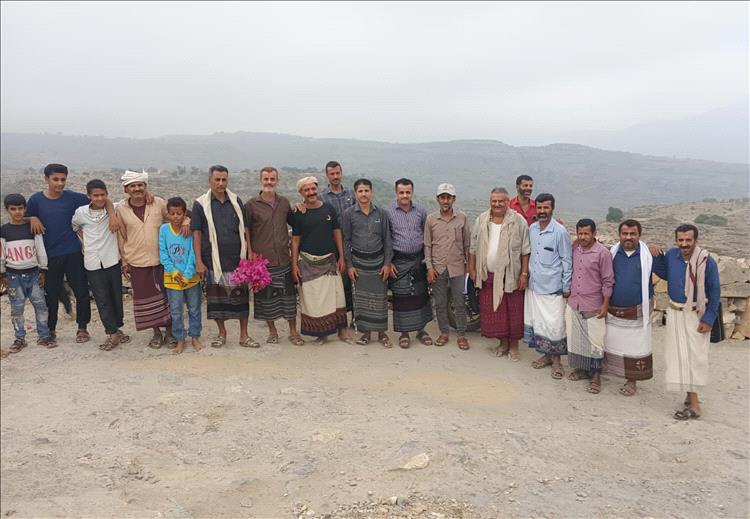 السلطة المحلية بردفان تتسلم مشروع رصف طريق الجبلة – الجريشفة بتمويل من المجلس المحلي للمديرية