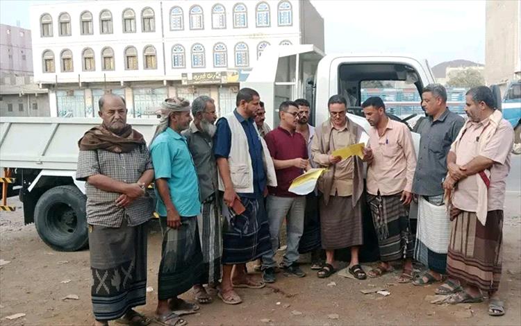 السلطة المحلية بمديرية ردفان تتسلم قلاب نظافة بدعم من منظمة البحث عن أرضية مشتركة