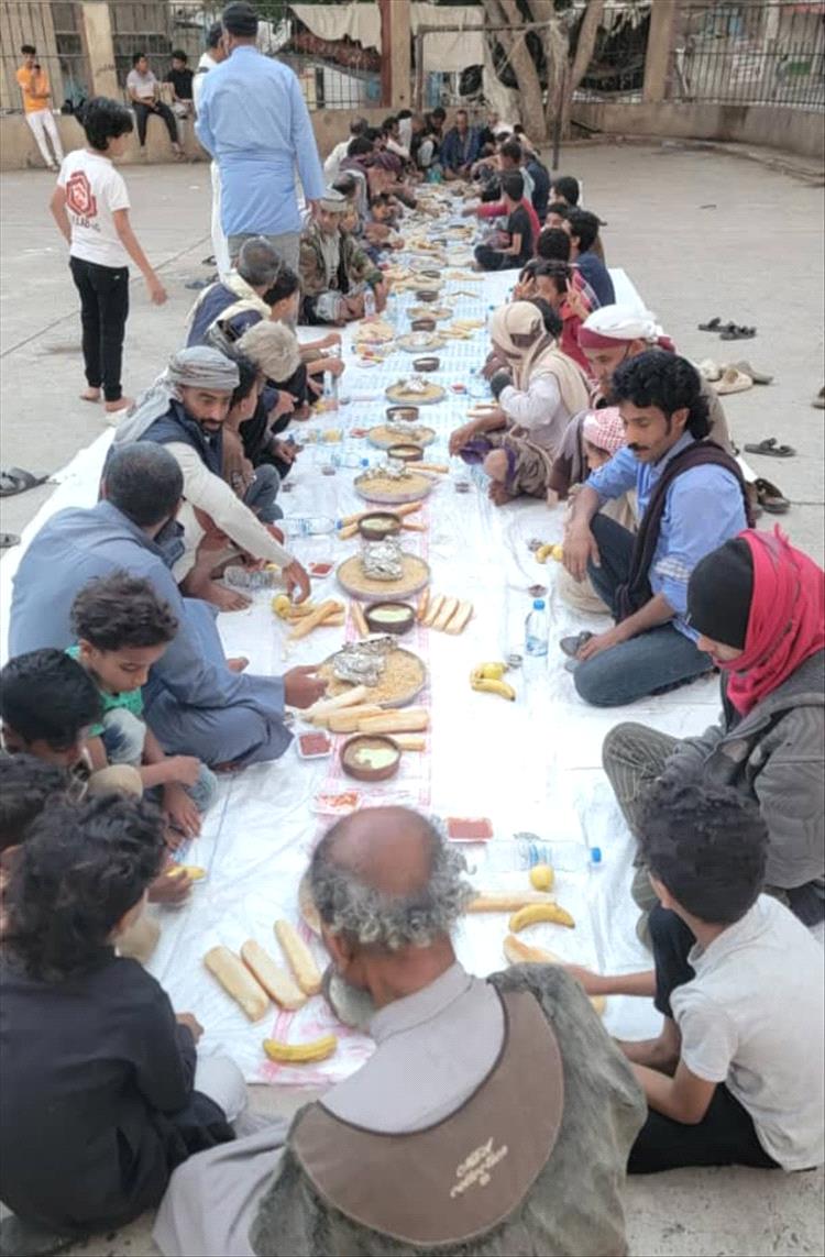 مؤسسة المهيوب الخيرية تواصل إقامة موائد الرحمن وتوزيع المساعدات الغذائية في تعز
