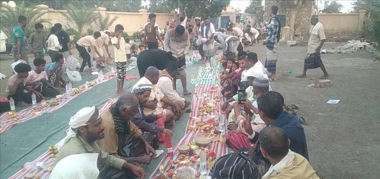 للسنة الرابعة على التوالي.. أبناء الكود بأبين ينظمون إفطار جماعي لأهالي المنطقة