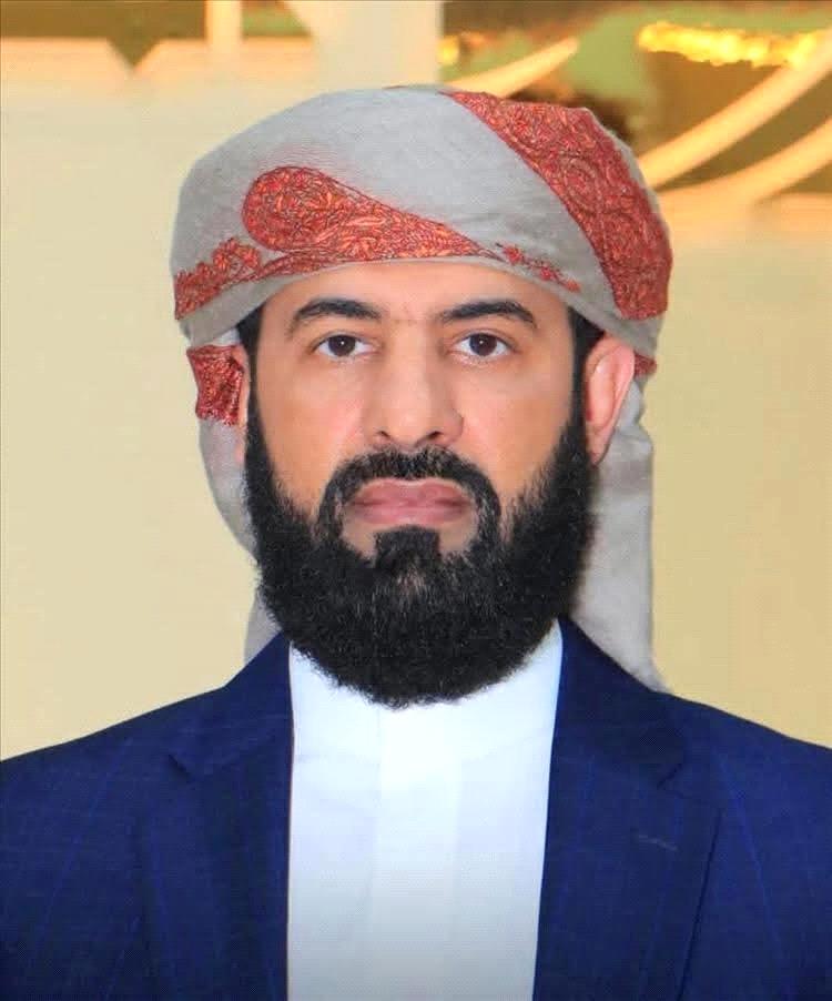 نائب وزير الخدمة المدنية يهنئ الشيخ الدكتور مختار الرباش بتعيينه محافظًا لمحافظة أبين