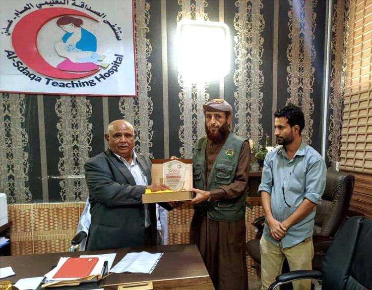 برعاية الشعبي.. مستشفى الصداقة بعدن تكرم إفران عدن الخيرية لجهودهم الخيرية في المستشفى