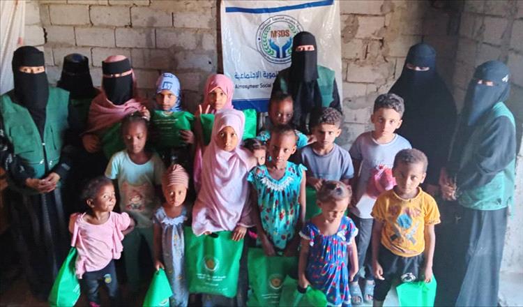 جمعية المسيمير التنموية الاجتماعية  توزع  ملابس للأسر الأشد فقرًا والأيتام في مديرية خنفر