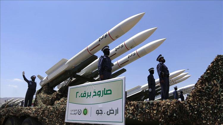 أسوشييتد برس: استنزاف مخزون أسلحة الحوثيين وتحذيرات أمريكية من تصعيد وشيك