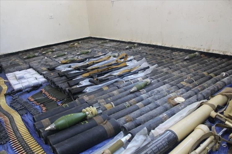 الأمن بحضرموت يضبط أسلحة وقذائف منهوبة من معسكر مطار الريان قبل بيعها