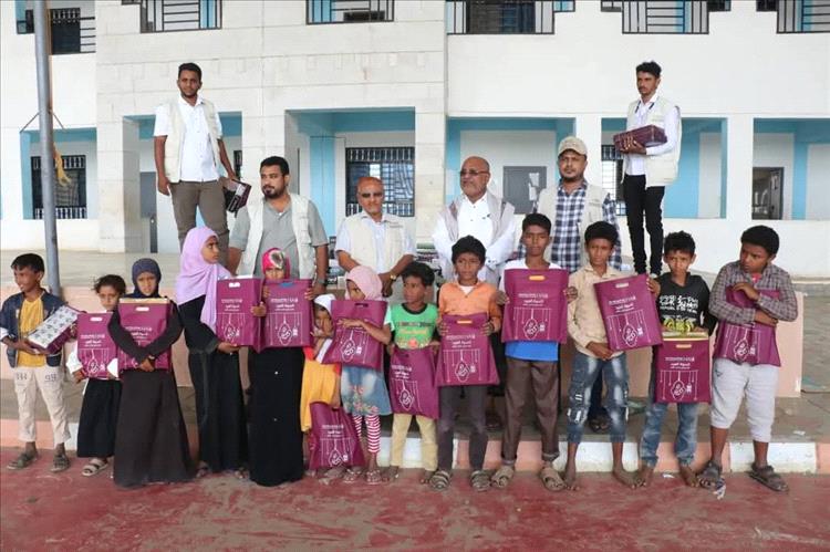 الخلية الإنسانية تواصل توزيع كسوة العيد لـ5500 طفل في مديريات الحديدة المحررة