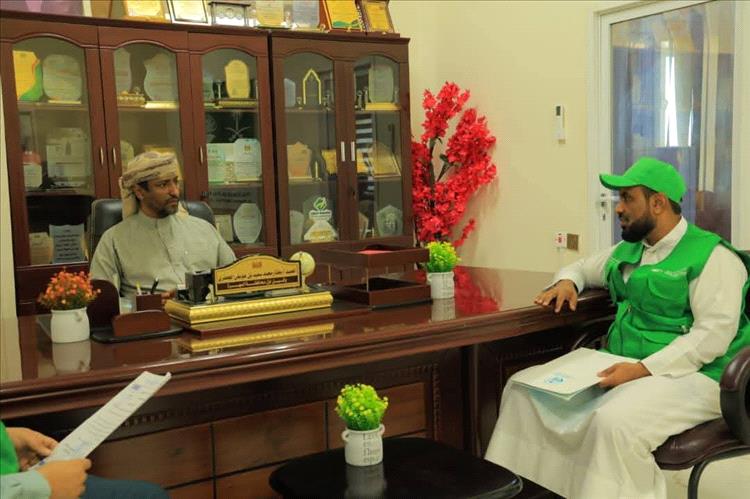 وكيل أول محافظة المهرة يطلع على المشاريع الرمضانية لجمعية الوصول الإنساني الممول من مركز الملك سلمان للإغاثة