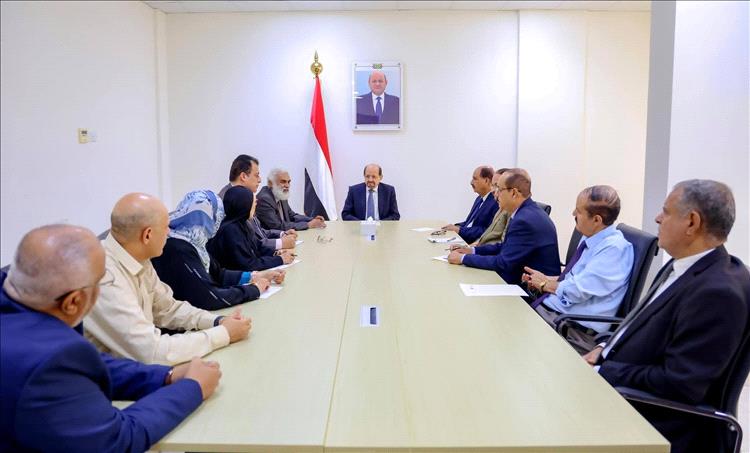 رئيس الوزراء وزير الخارجية يعقد اجتماعاً مع رؤساء الدوائر بوزارة الخارجية