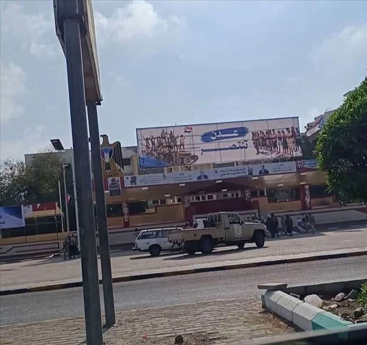 تجهيز ساحة العروض للاحتفاء بذكرى تحرير عدن