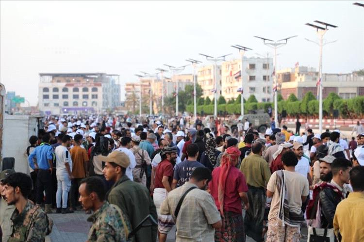 ساحة العروض بعدن تمتلئ بآلاف المواطنين في ذكرى تحرير عدن