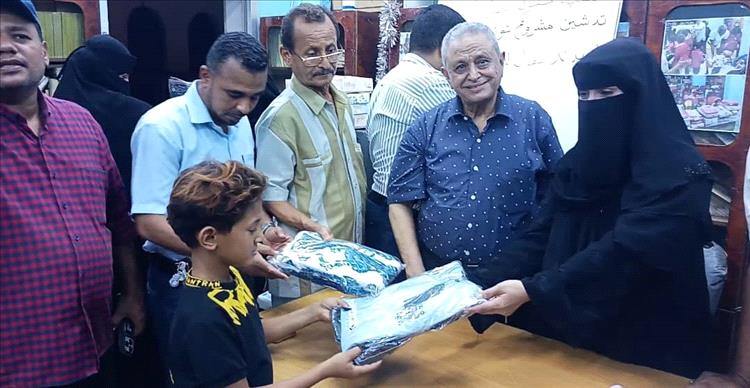 جمعية حقوق الطفل بعدن تدشن مشروع توزبع كسوة العيد لـ400 طفل وطفلة للأسر المتعففة