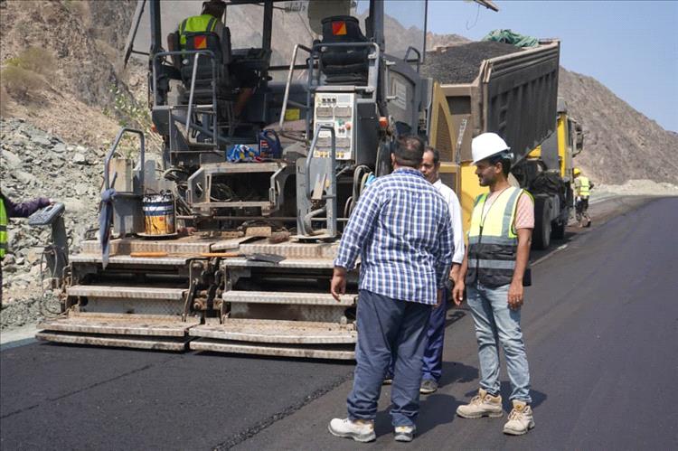 تواصل أعمال سفلتة طريق الشهيد أبو اليمامة ضمن مشروع التدخل الطارئ