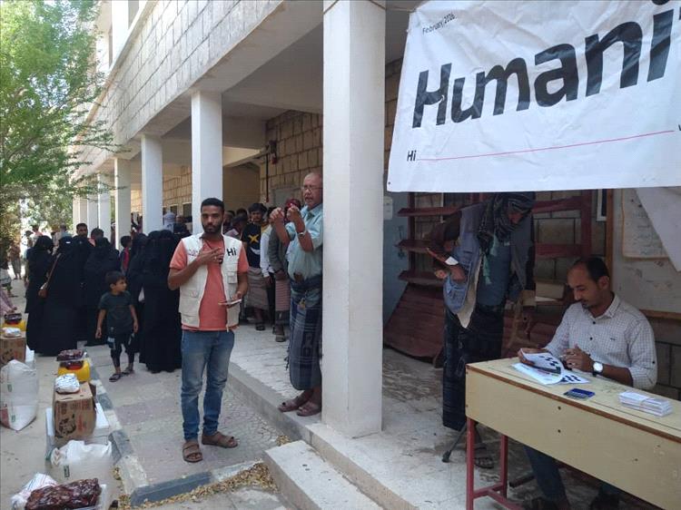 ​بجهود ومتابعة من شيخ منطقة الحبيل.. تدشين توزيع 130 سلة غذائية بقرية الحبيل السفلى بمديرية تبن