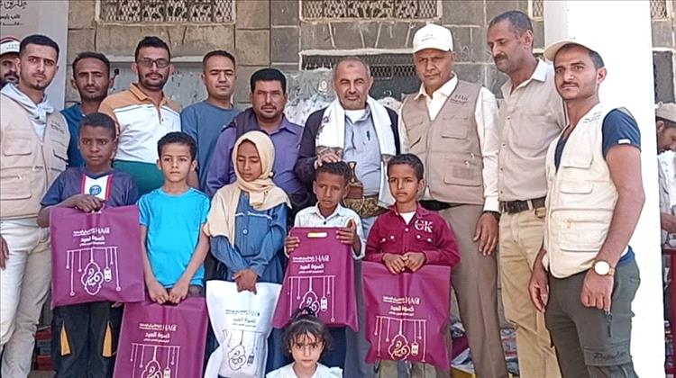 تدشين مشروع كسوة العيد لـ1836 يتيماً في مديرية المواسط بدعم من الخلية الإنسانية