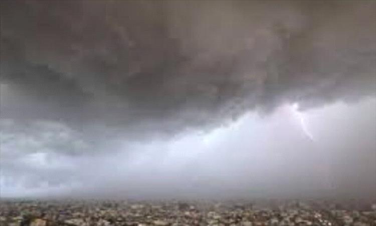 الأرصاد: أجواء معتدلة على السواحل وتقلبات ممطرة في المرتفعات.. وتحذيرات من اضطراب البحر