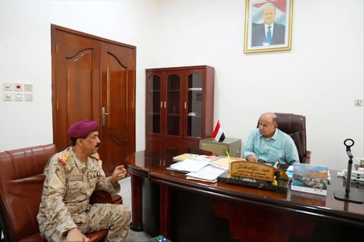 عضو مجلس القيادة محافظ حضرموت يبحث جهود تعزيز الجاهزية الأمنية وانتشار القوات بالمحافظة