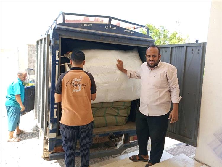 مدير المركز الصحي بقرية البيطرة يتسلم دفعة تجهيزات طبية ومخبرية حديثة مقدمة