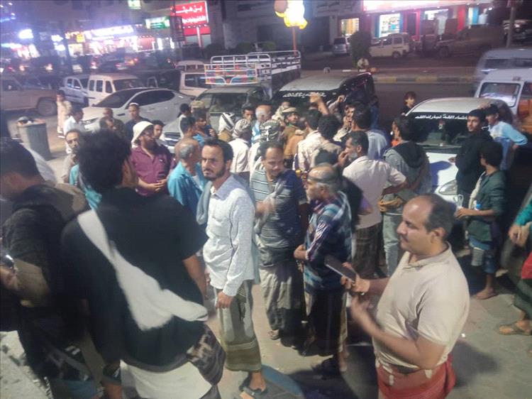 غضب واسع بين نازحي البيضاء بعد تأخير صرف مستحقاتهم