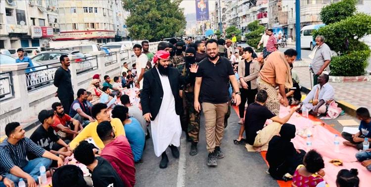 المقدم مياس الجعدني يشارك شباب المعلا الإفطار الجماعي بذكرى تحرير عدن