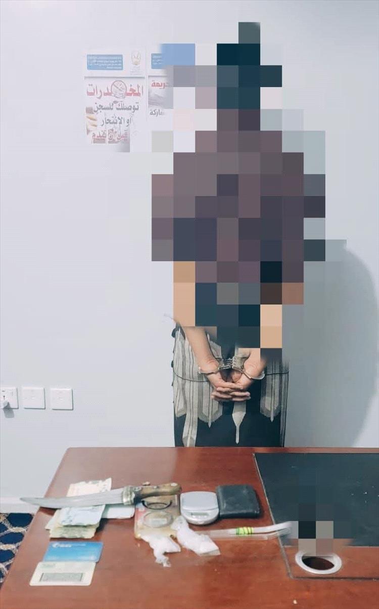 إدارة مكافحة المخدرات بشبوة تضبط أحد أخطر مروجي المخدرات في مدينة عتق