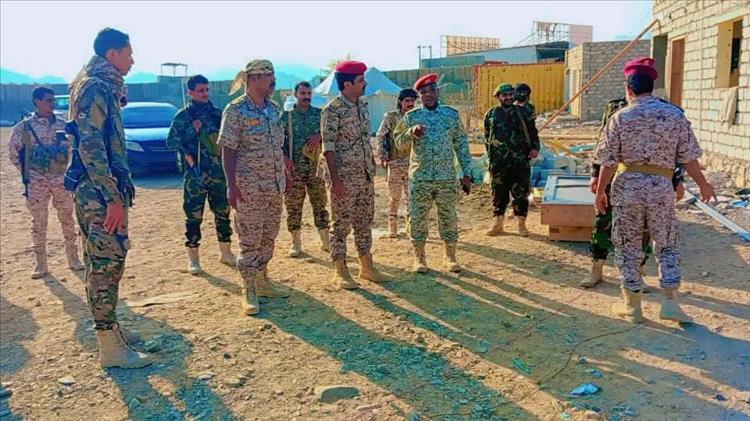 قائد لواء بارشيد يتفقد جاهزية النقاط العسكرية التابعة لمعسكر الحمراء بالمكلا