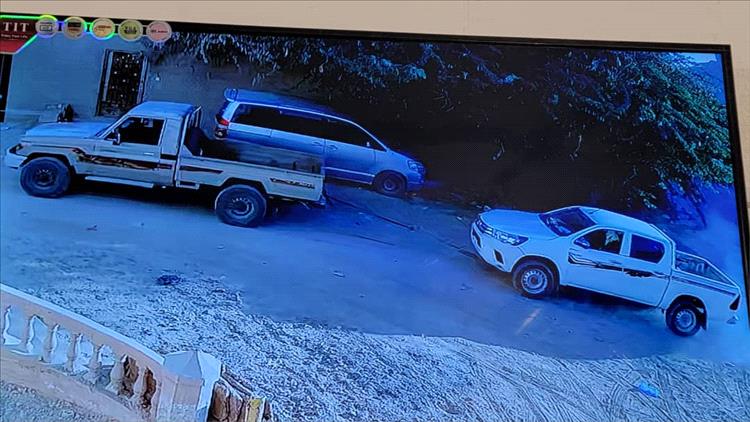 واقعة خطيرة في حضرموت.. مسلحون بزي عسكري يسطون على سيارة إذاعة القرآن الكريم في وضح النهار