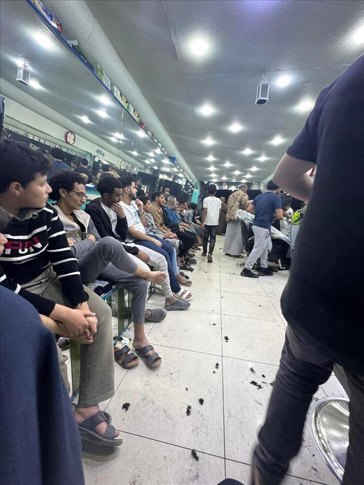 ما الذي يحدث في صنعاء؟ طوابير أمام صالون حلاقة تتحول إلى حديث الشارع