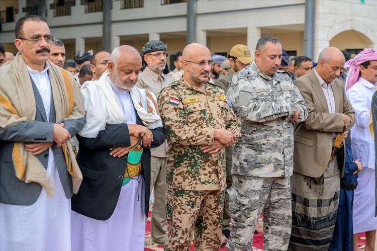 طارق صالح يؤدي صلاة عيد الفطر في المخا وسط حضور رسمي وشعبي