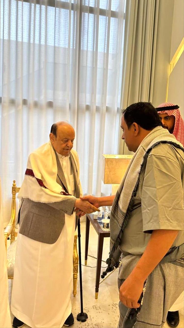 الرئيس هادي يستقبل المهنئين بعيد الفطر في الرياض وسط أجواء احتفالية