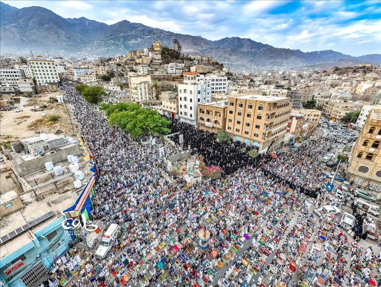 الآلاف يحتشدون في ساحة الحرية بتعز لأداء صلاة عيد الفطر في مشهد لافت