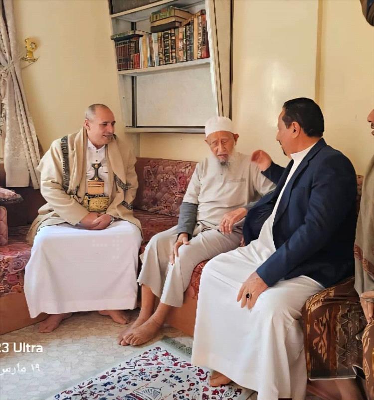 وكيل أول محافظة تعز ومعه مدير عام الأوقاف يزوران علماء ومشايخ المحافظة