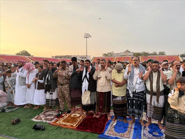 محافظ لحج يؤدي صلاة العيد في الحوطة ويزور المرضى في لفتة إنسانية لافتة