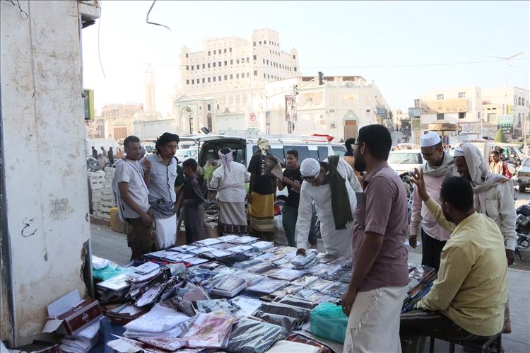 ازدحام بأسواق سيئون… ومواطنون يشكون من جنون الأسعار رغم استقرار الصرف