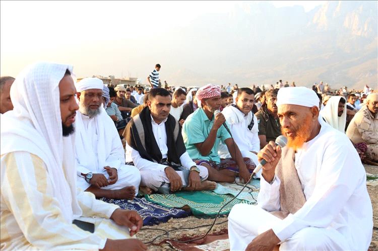 القائم بأعمال محافظ أرخبيل سقطرى يؤدي صلاة العيد ويطمئن على المرضى في المستشفى