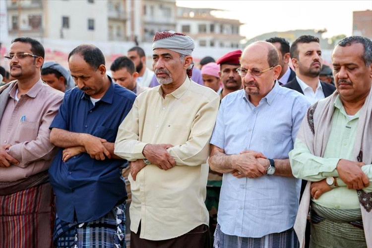 الصبيحي والزنداني يؤديان صلاة عيد الفطر في ملعب الحبيشي بعدن وسط حضور رسمي وشعبي