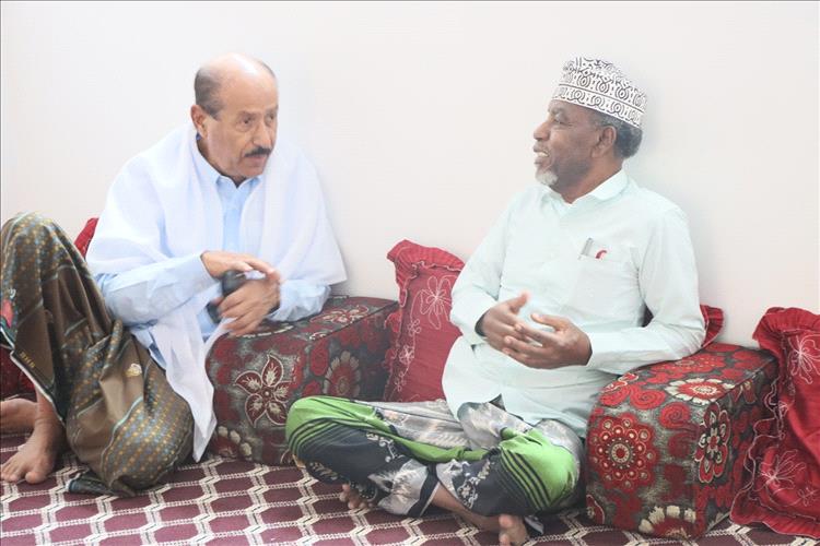 الوكيل بارباع يطمئن على صحة الفنان القدير سعيد عبدالخير بمدينة سيئون