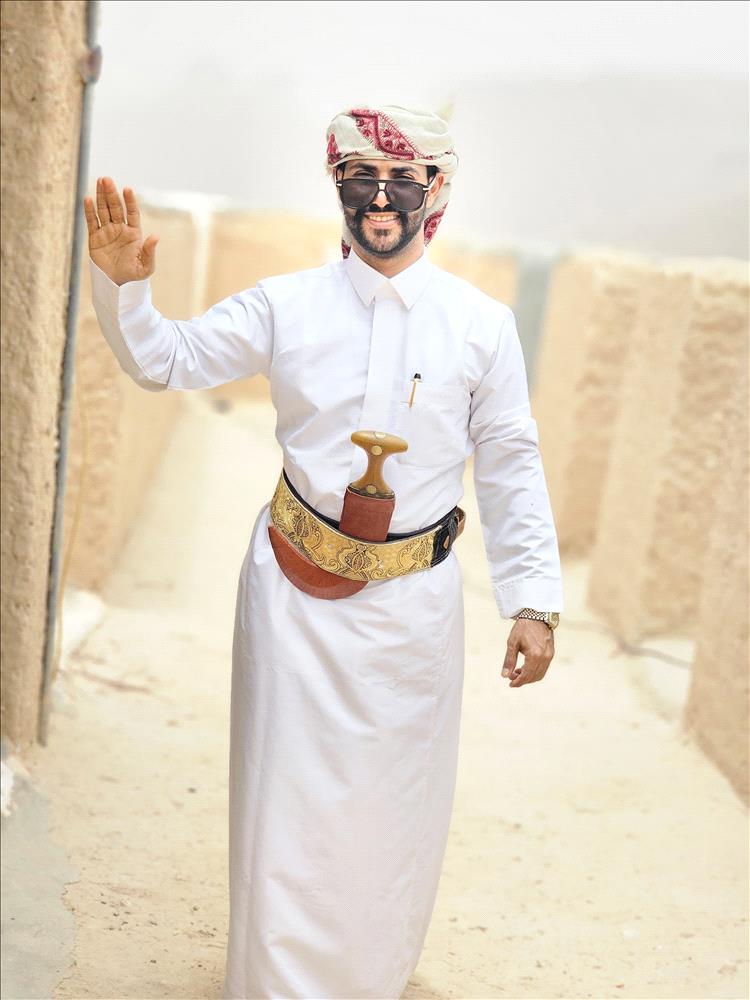الرسام أبو أحمد بن غديد يهنئ محافظ شبوة بعيد الفطر ويشيد بجهوده التنموية