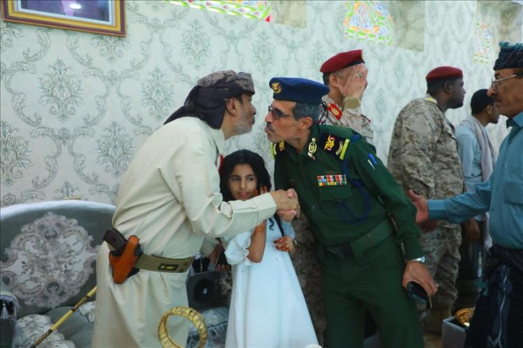 محافظ المهرة "بن ياسر" يستقبل جموع المهنئين بعيد الفطر في ديوان المجمع الحكومي