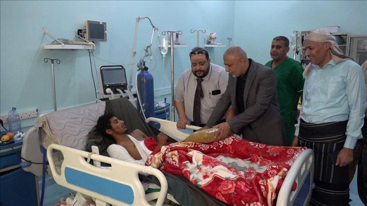 الدكتور طارق العزاني يعايد جرحى المقاومة الوطنية في الساحل الغربي