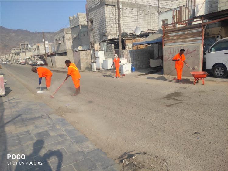 في ليلة وضحاها.. عمال نظافة عدن يرفعون ( ٢٠٠٠) طن من القمامة والمخلفات
