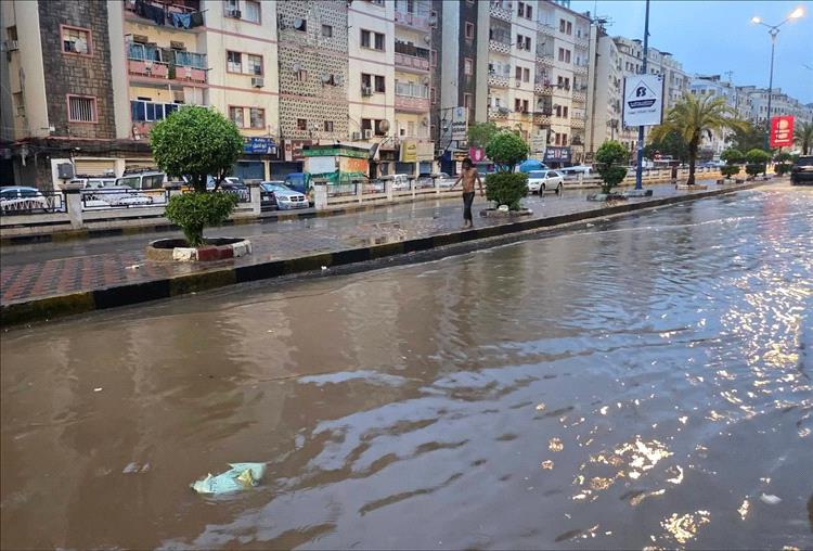 هطول أمطار غزيرة تتسبب في غرق شوارع رئيسية بعدن