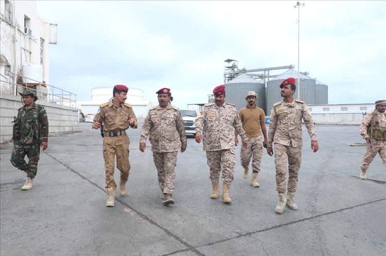 قائد المنطقة العسكرية الثانية يتفقد قوة خفر السواحل والمواقع التابعة لها في المكلا ويشيد بمستوى الانضباط والجاهزية