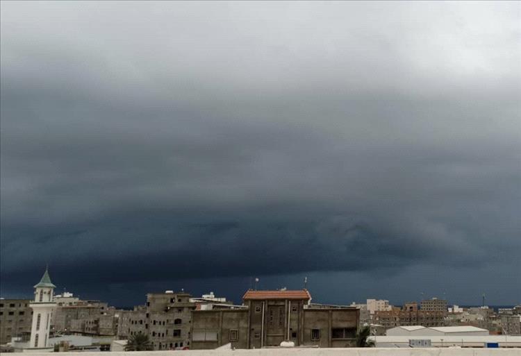 سحابة ماطرة قبالة سواحل المكلا