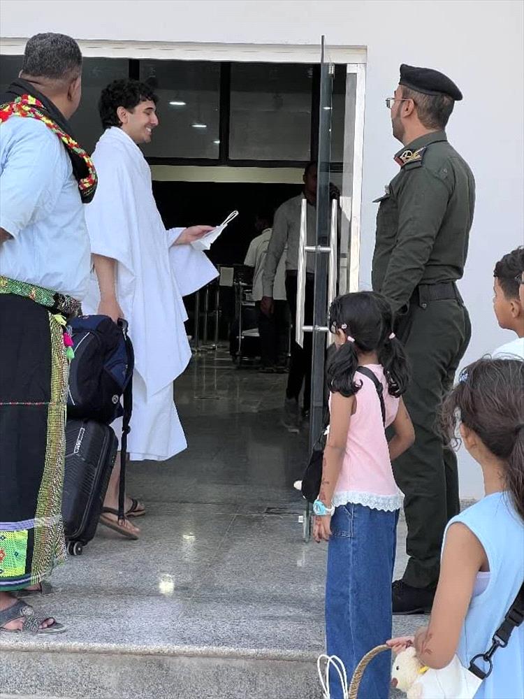 إدارة أمن مطار الريان توزّع العيديات على المسافرين والموظفين لتعزيز البعد الإنساني