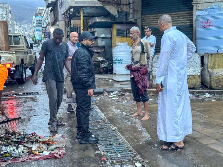 عدن.. مبجر وبن جرادي يطّلعان على مواقع تصريف مياه الامطار وازالة الاضرار عقب الامطار التي شهدتها المديرية