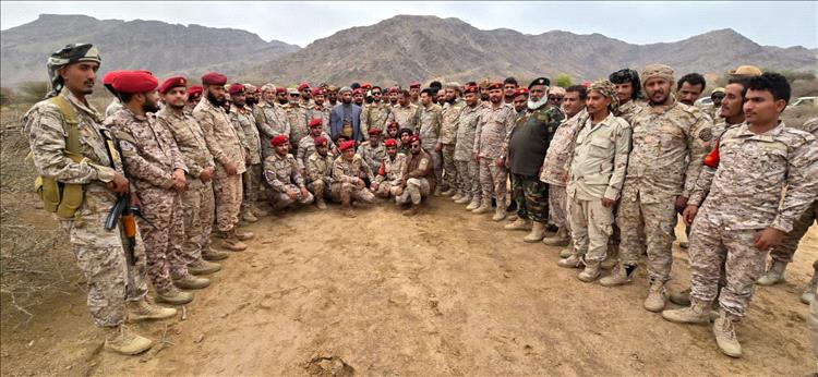 قائد الفرقة الرابعة اللواء رداد الهاشمي يُعايد المقاتلين ويُهنّئهم بعيد الفطر المبارك