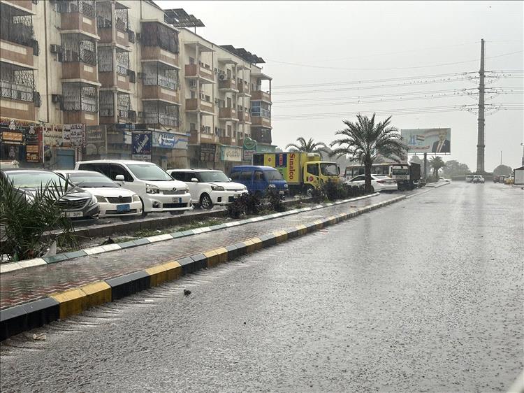 أمطار غزيرة تهطل بحي إنماء في عدن